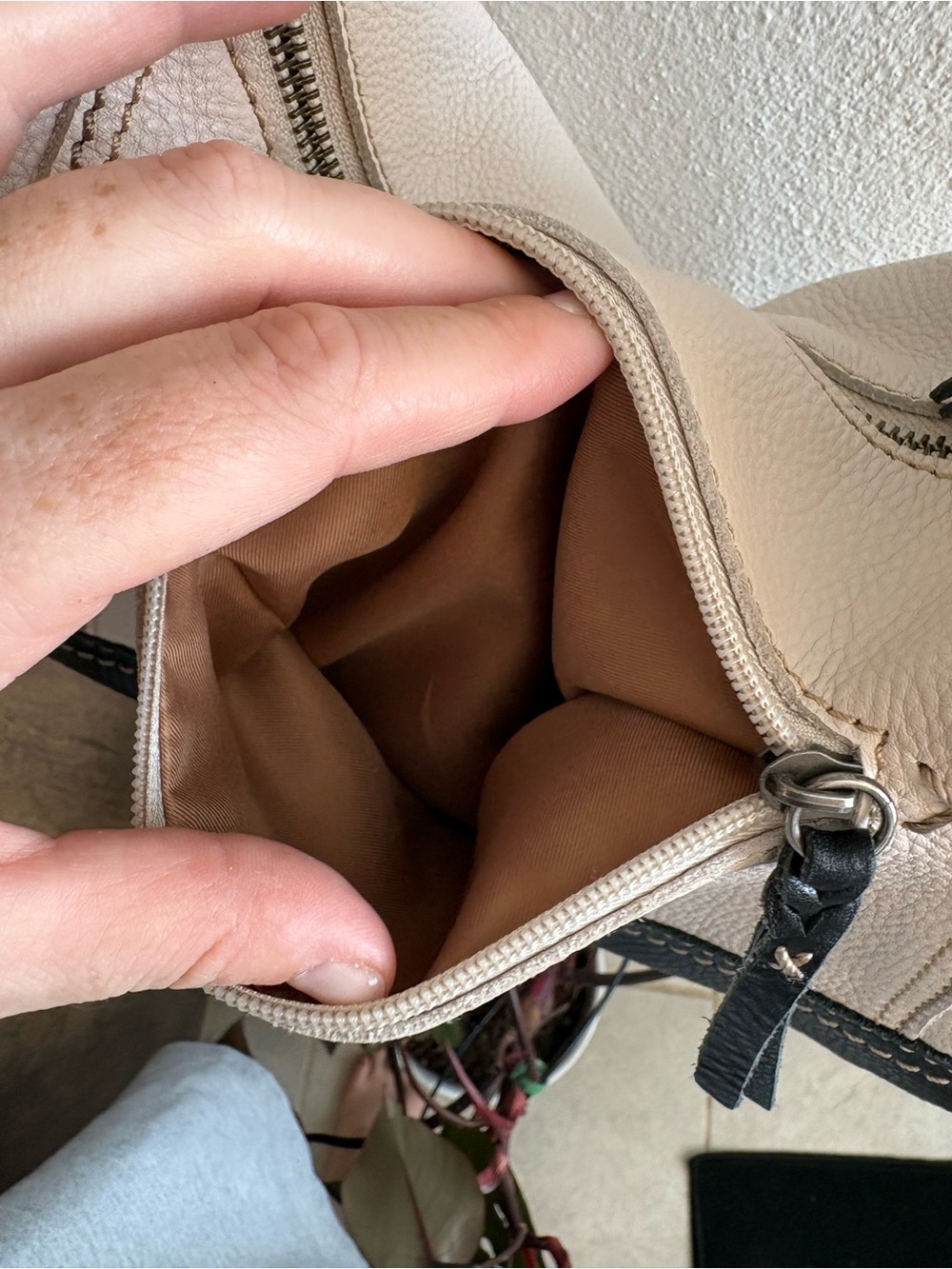 The Sak Kendra Pebble Leather Hobo Bag in Cream and Navy With Boho Bag Charm - Picture 8 of 8